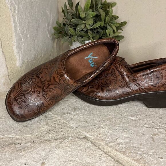 Yuu Bethanee Brown tooled mules sz 6.5 - Picture 4 of 6